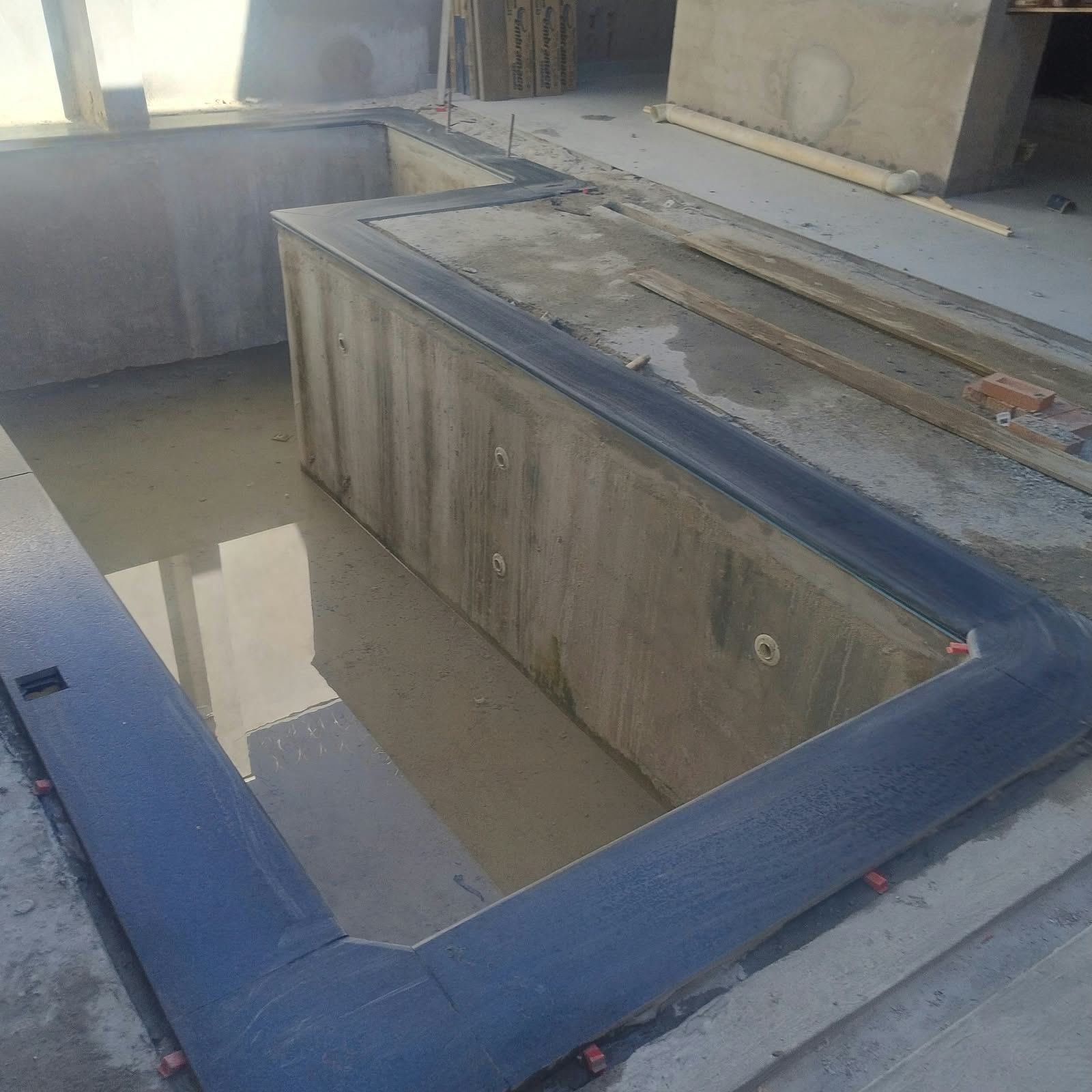 Canto da borda de piscina em granito, com a quina boleada, ainda em obra