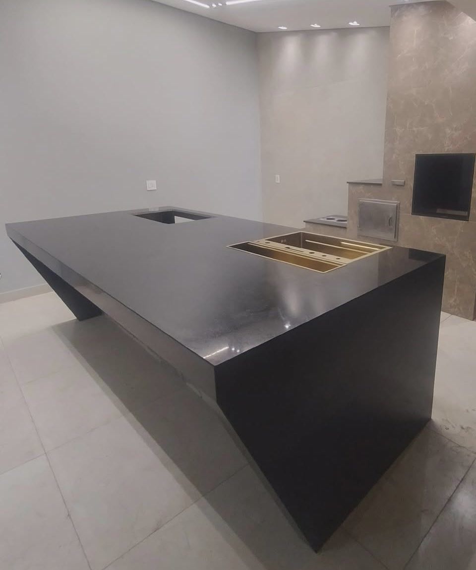 A mesma ilha vista de lado, com o pé inclinado em balanço