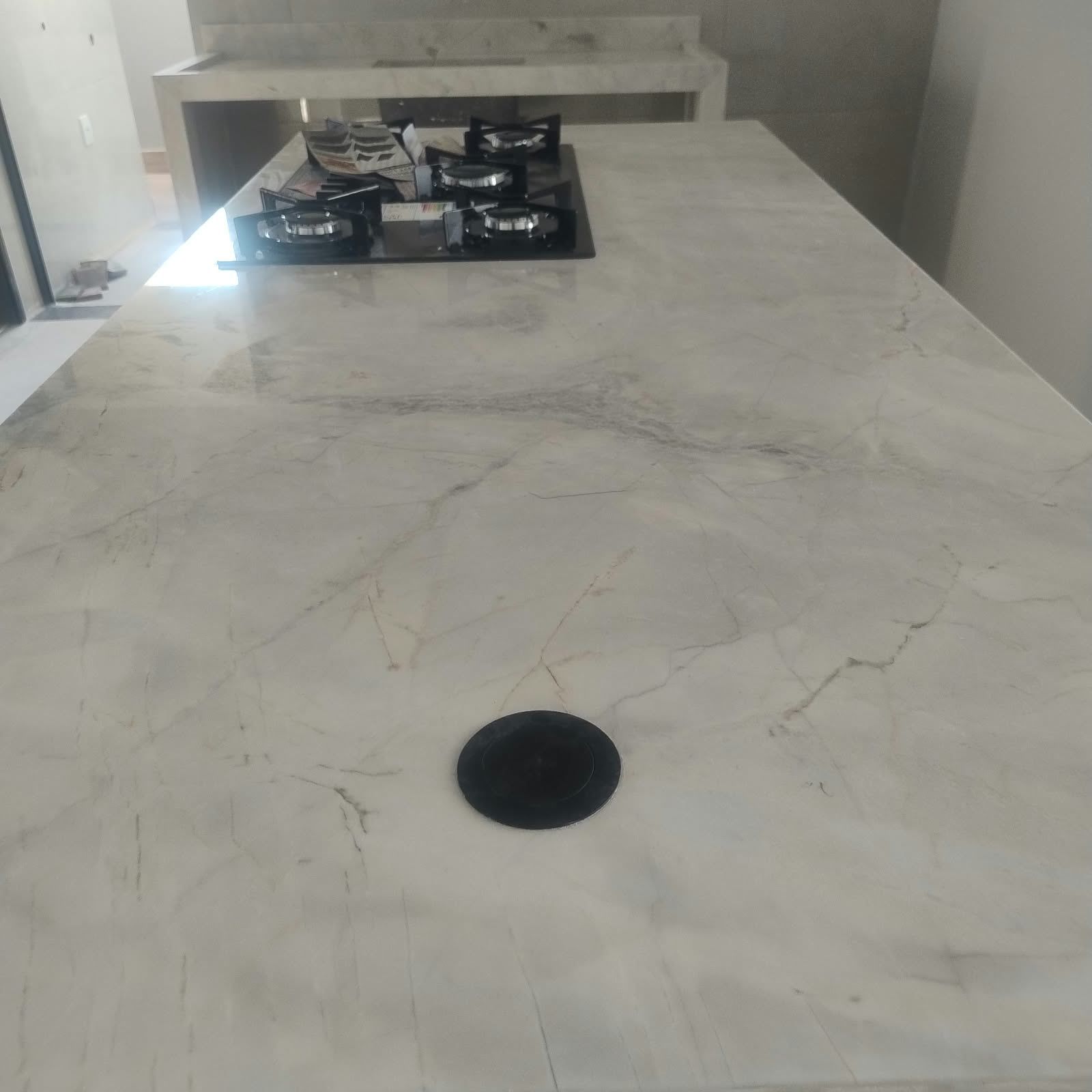 Tampo visto de cima, com recorte do cooktop e tomada pop-up